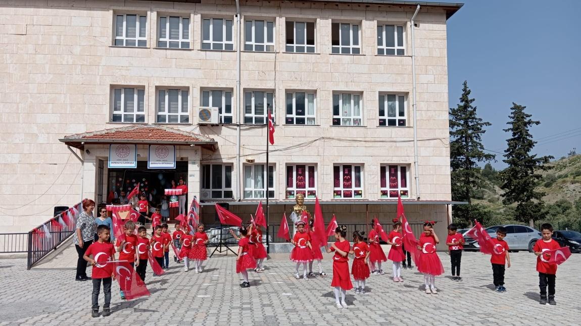 23 Nisan Ulusal Egemenlik ve Çocuk Bayramı okulumuzda çoşkuyla kutlandı.